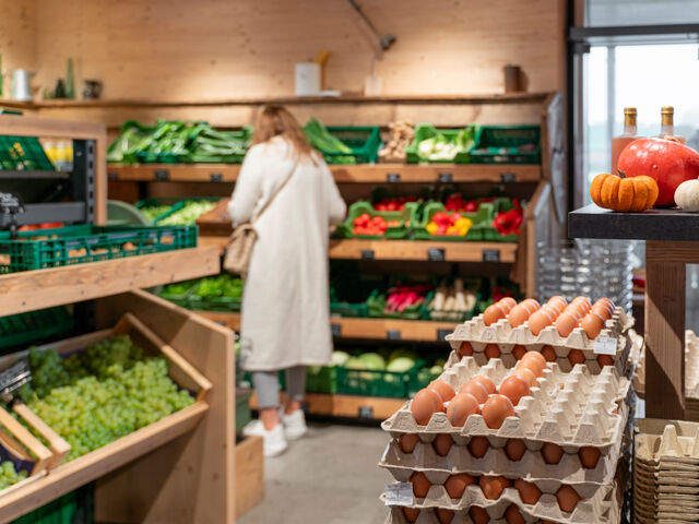 Frau in einem Hofladen
