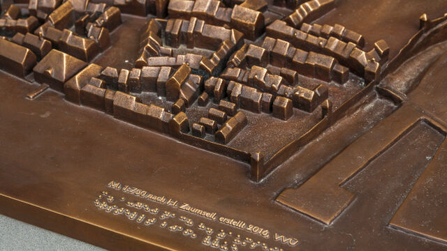 Das Bild zeigt das Modell aus Bronze der Überlinger Innenstadt im Maßstab 1:750.