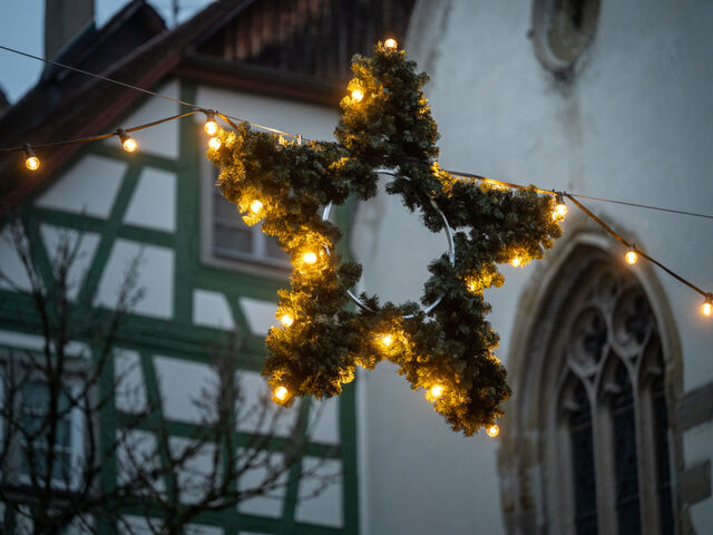 Weihnachtsbeleuchtung vor der St. Jodok Kirche